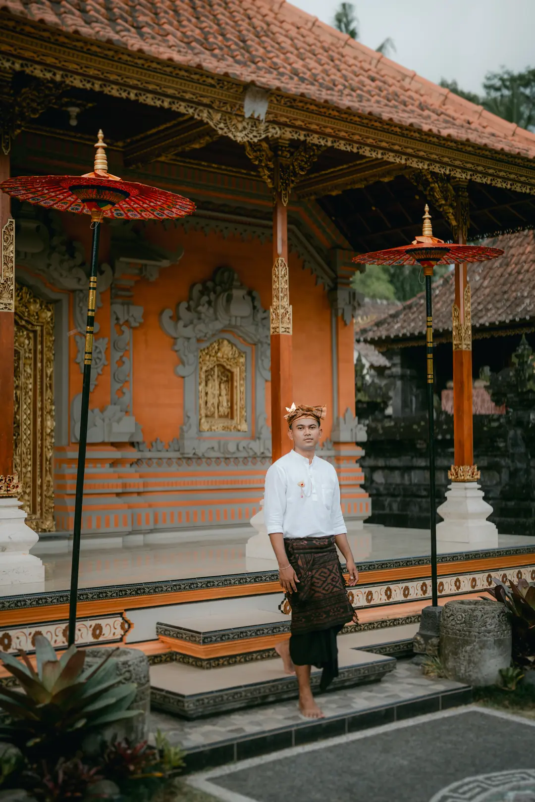 Peserta berdiri di samping tiang pendopo Bali