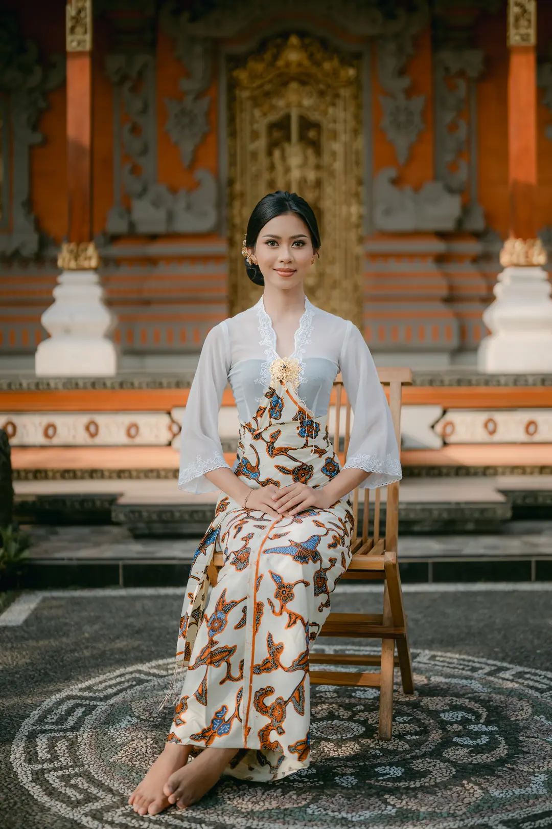 Potret peserta dengan kebaya putih di halaman bangunan Bali