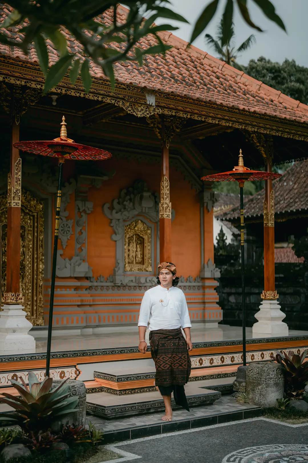 Peserta berbusana adat putih di halaman bangunan tradisional Bali